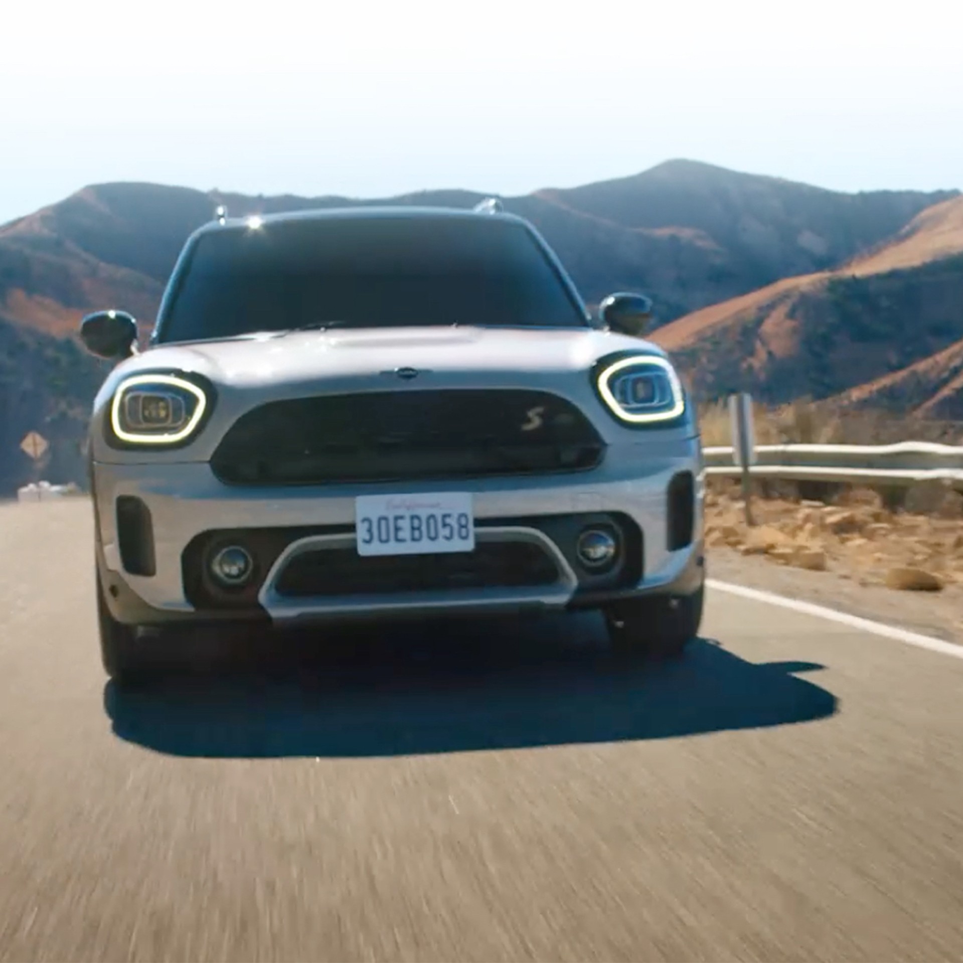 MINI Cooper SE Countryman ALL4 – srebrni - prednji pogled MINI Cooper SE Countryman ALL4 – srebrni - prednji pogled